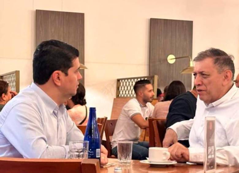Rodolfo Correa y Carlos Ballesteros, candidatos a la Alcaldía de Medellín, reunidos en restaurante de la ciudad. FOTO: Cortesía 