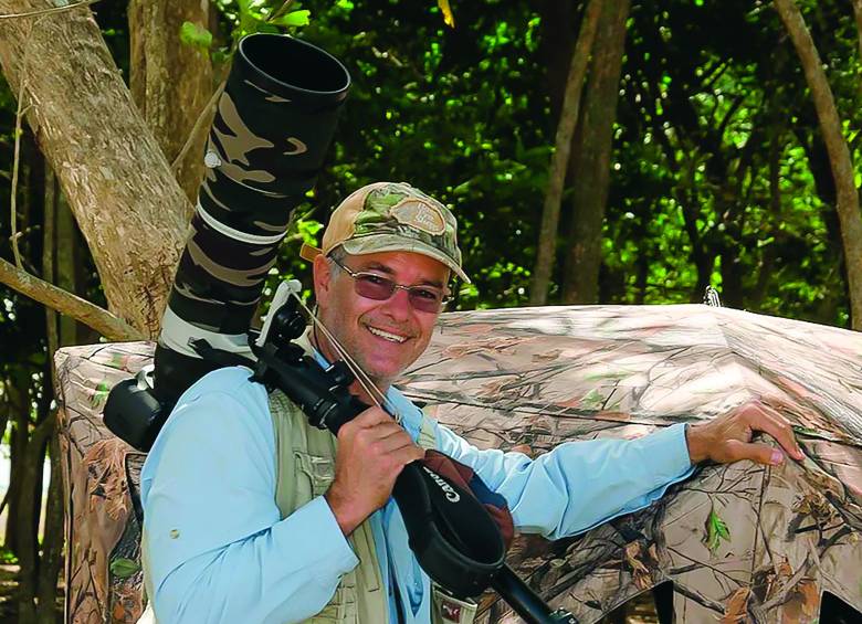 Rodrigo, miembro de la Sociedad Antioqueña de Ornitología, es uno de los pajareros más importantes de Colombia. Tiene más de 30 años de experiencia en la fotografía de aves y tres libros publicados. FOTO Instagram r_gaviria. 