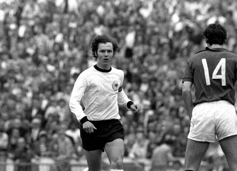 Durante su carrera como futbolista profesional, Franz Beckenbauer jugó en la posición de líbero, es decir, un defensa que, algunas veces se paraba detrás de los otros zagueros y unas más se acercaba a la zona de volantes. FOTO: TOMADA DEL X DE @DFB_Team