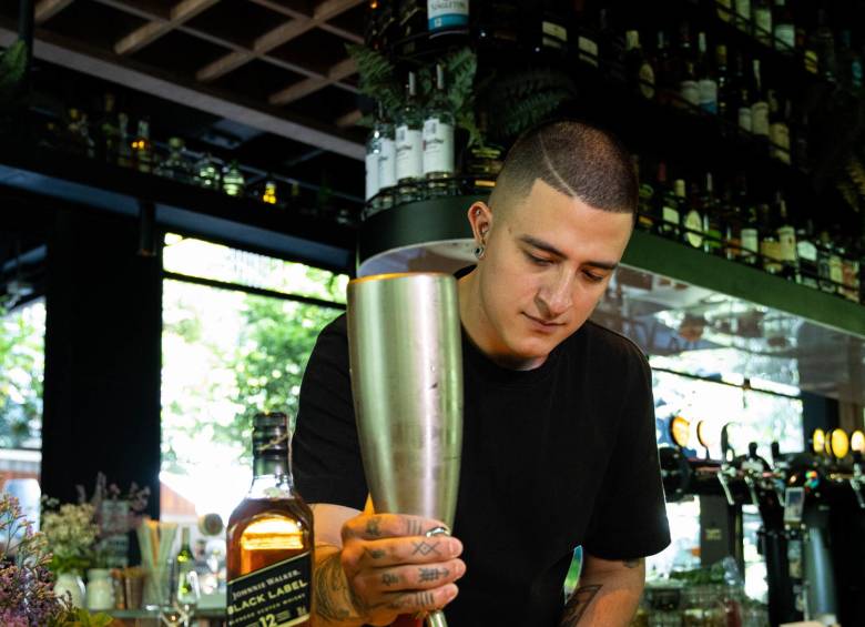 Los bartenders de diferentes regiones del país participan en el World Class Colombia 2024. FOTO: Colprensa