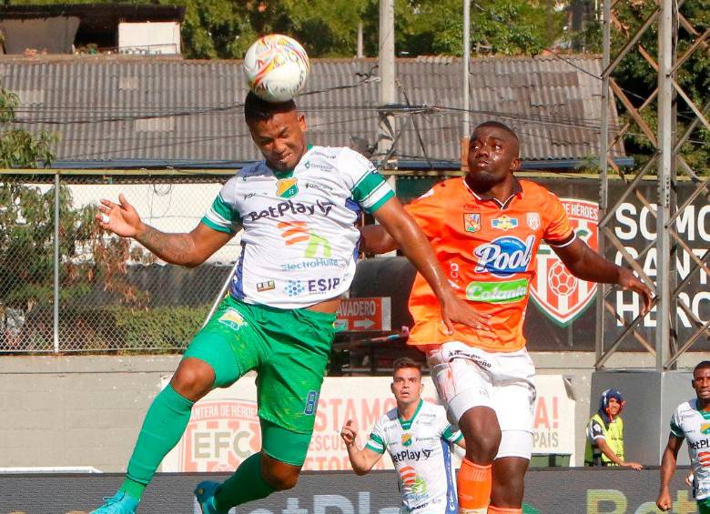 Luis Ángel Díaz fue uno de los locales que más insistió por el gol, pero el arquero Jhon Figueroa se lo impidió. FOTO cortesía dimayor 