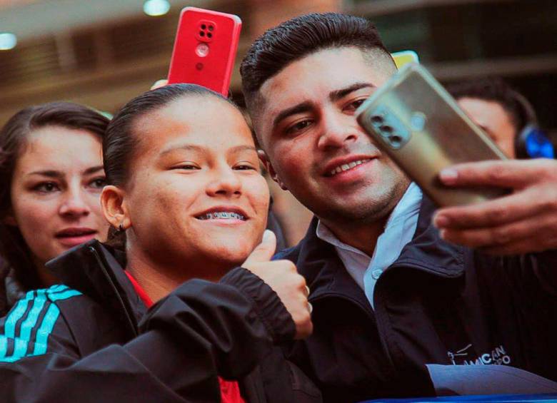 Tanto en su llegada a la Casa de Nariño como en su arribo a la Federación las jugadoras se tomaron fotos con los hinchas que llegaron para saludarlas y felicitarlas. FOTO CORTESÍA FCF