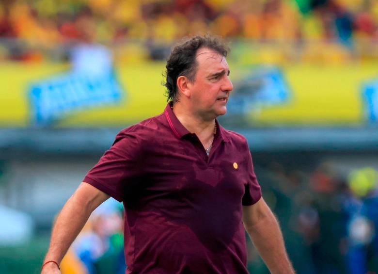 Néstor Lorenzo con su característico color vinotinto durante el encuentro entre Colombia y Argentina. FOTO FCF