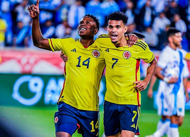 En la imagen aparecen Luis Sinisterra y Luis Díaz, ambos futbolistas podrían ser importantes ante México. FOTO FCF