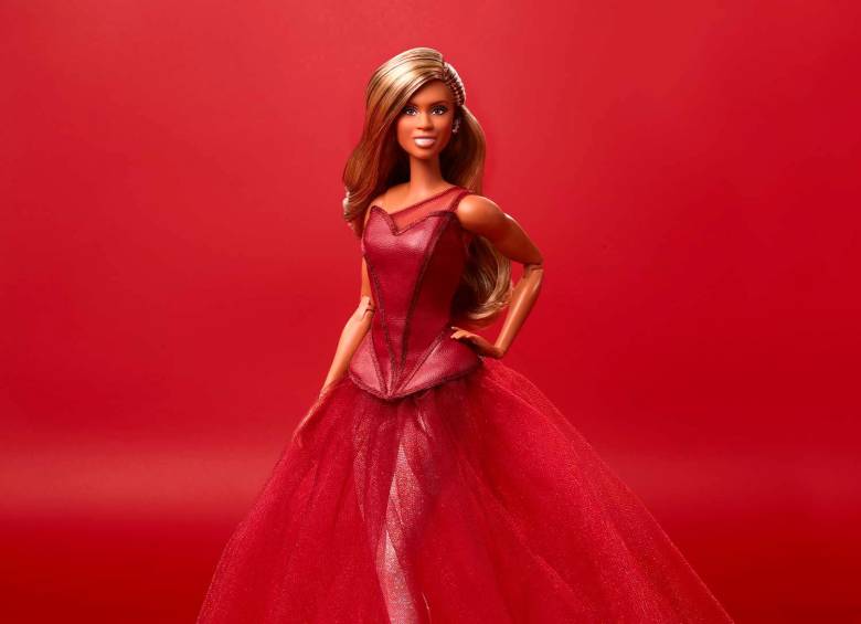 De rojo con un body plateado, así se viste la Barbie de Laverne Cox. FOTO: CORTESÍA MATTEL
