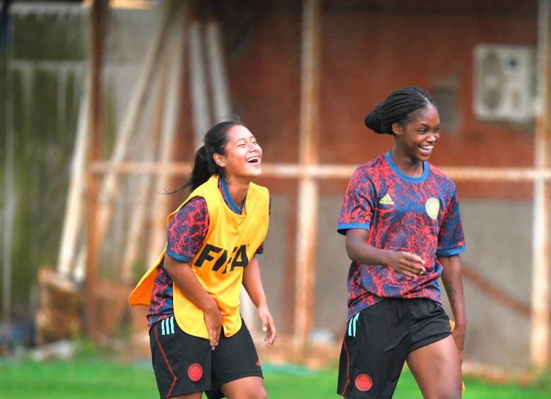 La alegría de Linda Caicedo y su compañera de Selección refleja el buen ambiente del grupo. FOTO Cortesía fcf