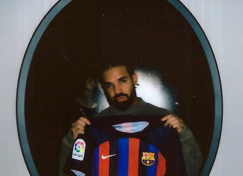 El cantante canadiense es uno de los raperos más famosos del mundo. FOTO: TOMADA DEL TWITTER DE @FCBarcelona_es