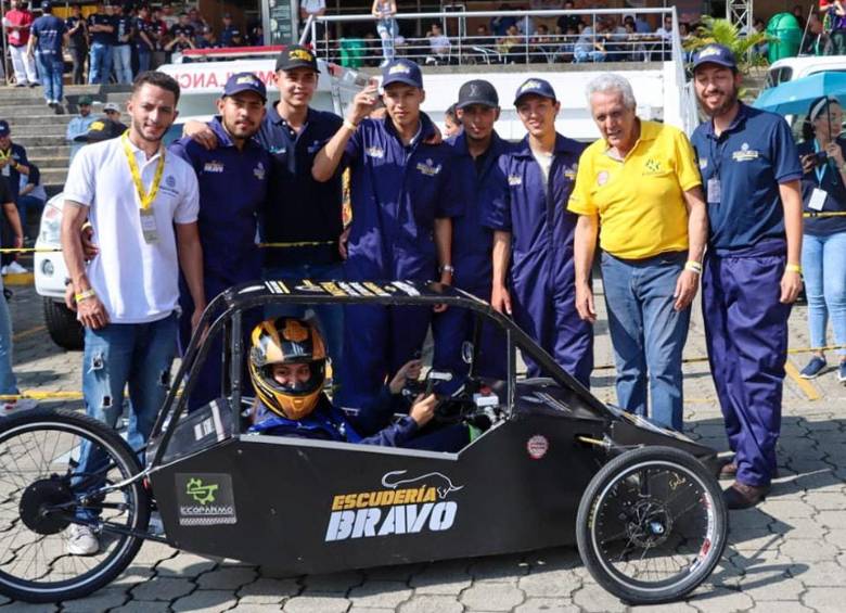 Algunos de los miembros del equipo del Pascual Bravo junto al Furtivo I.FOTO: Cortesía