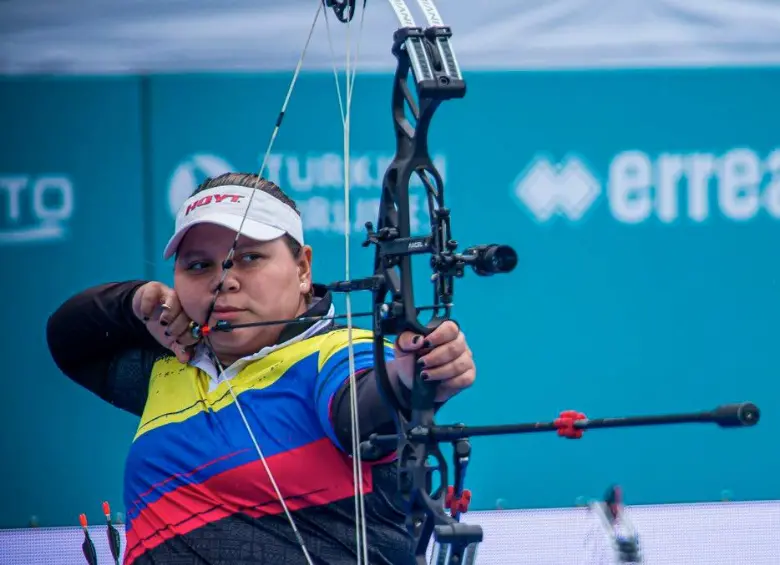 Alejandra Usquiano es triple medallista de oro en tiro con arco compuesto. Foto: cortesía @MinDeporteCol