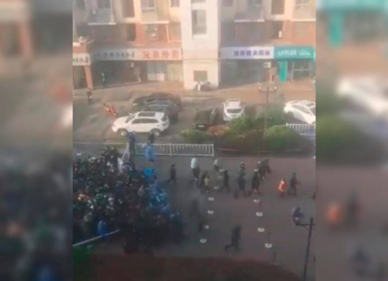 Las autoridades en Shangai no han podido contener a personas que han saqueado supermercados tras el desespero de llevar casi un mes encerrados por el covid. FOTO Cortesía