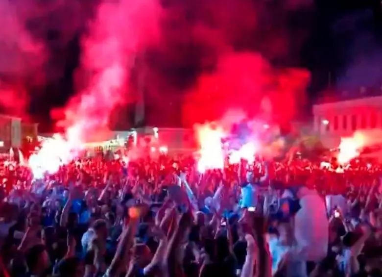 En Sarajevo, Bosnia, celebraron hasta la madrugada. FOTO: Captura 