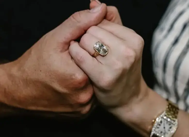 Los novios vistieron diseños de Christian Dior Haute Couture creados por Jonathan Anderson. FOTO: Tomado de Instagram: Taylor Swift
