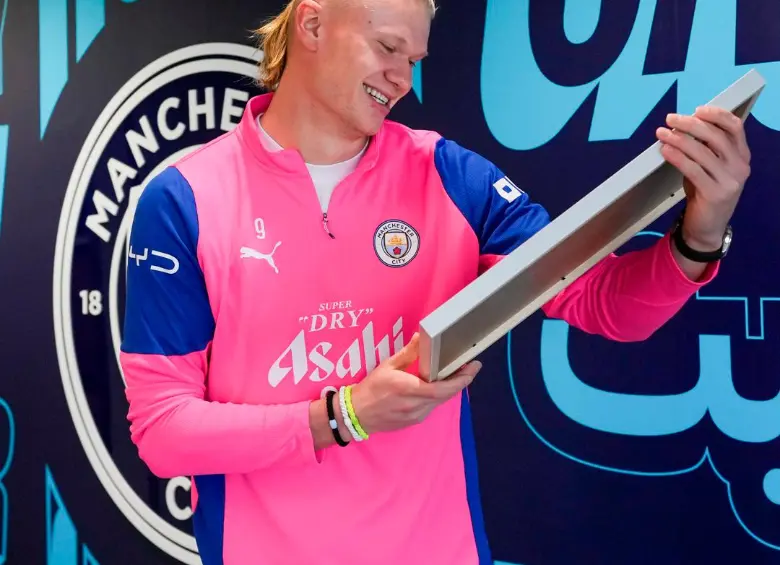 Así miró Haaland su placa. FOTO: Instagram guinnessworldrecords
