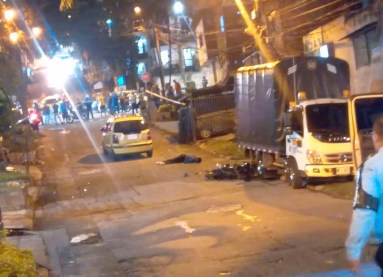 En este accidente, el motociclista colisionó contra un camión que estaba estacionado. FOTO: CORTESÍA