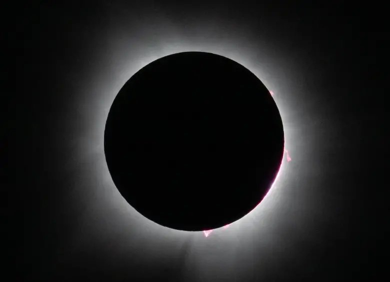 Las gafas para eclipse certificadas bajo la norma ISO 12312-2 son la forma más segura de observar el eclipse solar total del 12 de agosto y evitar daños permanentes en la visión. FOTO: NASA.