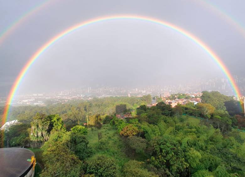 El doble arcoíris que se vio en la tarde de este sábado 28 de octubre en Medellín. FOTO: CORTESÍA Yonier Barahona.