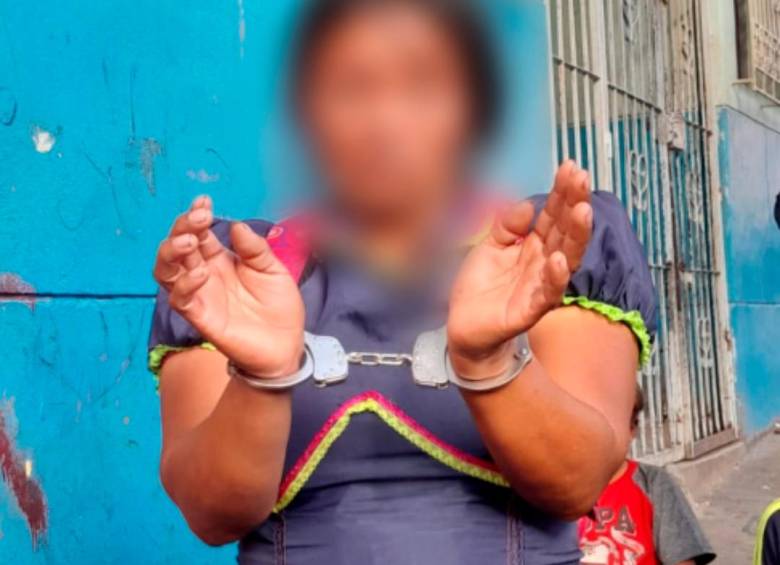La mujer, que había sido detenida en El Poblado, huyó y terminó en el barrio Niquitao. FOTO: CORTESÍA PERSONERÍA DE MEDELLÍN