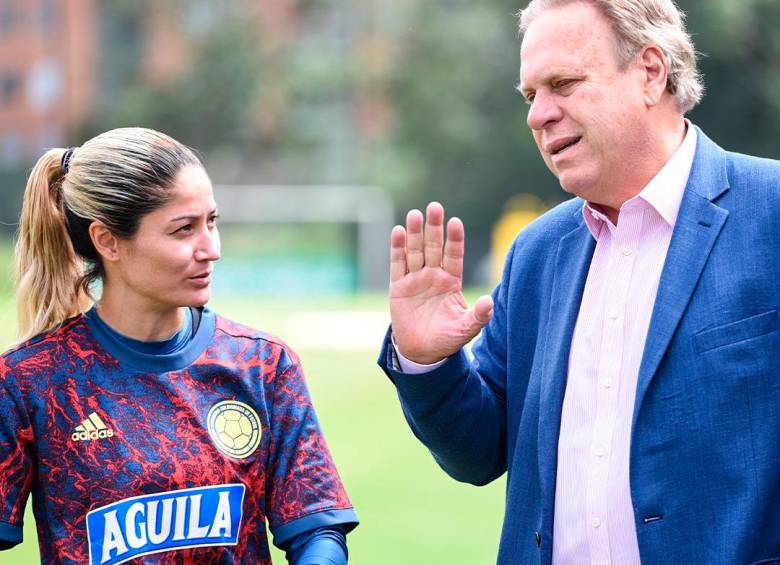 El presidente de la Federación Colombiana de Fútbol, Ramón Jesurún, dijo estar comprometido con el fútbol femenino. FOTO: TOMADA DE TWITTER @FCFSeleccionCol