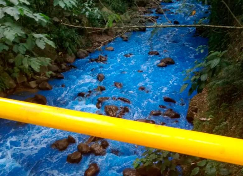 Quebrada La Ayurá se tiñe de azul. FOTO: Cortesía Denuncias Antioquia