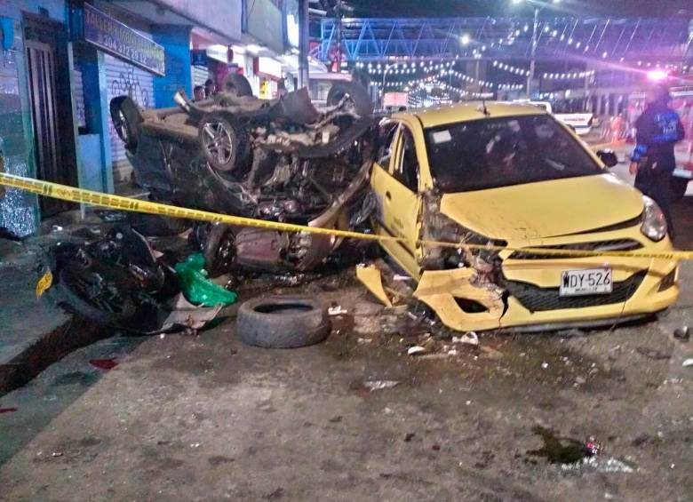 De acuerdo con las autoridades, un carro particular perdió el control y se chocó contra otros vehículos. FOTO Cortesía