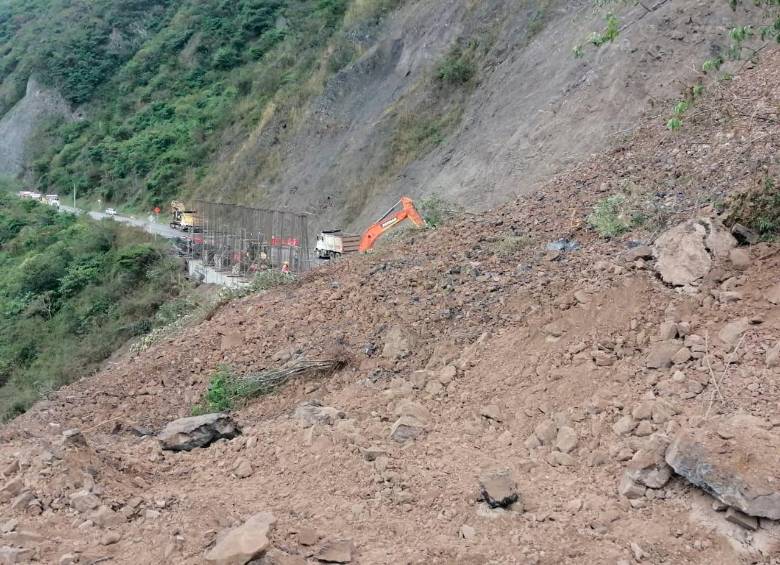 La ocurrencia de un nuevo deslizamiento de tierra en el mismo sitio del derrumbe en Uramita retrasa las labores para rehabilitar el paso. FOTO CORTESÍA