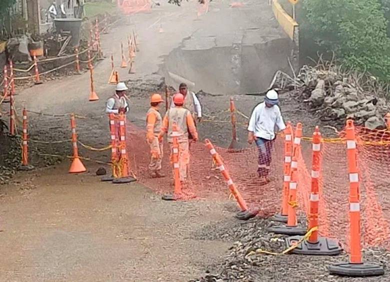 La banca se terminó de ir en el kilómetro 17+690, en el sector La Quiebra de Santa Bárbara. FOTO cortesía denuncias antioquia