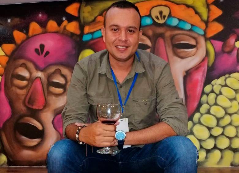 Edward Álvarez, jefe de redacción de La Chiva de Urabá, que fue amenazado y tuvo que salir de la subregión. FOTO: Tomada de Facebook