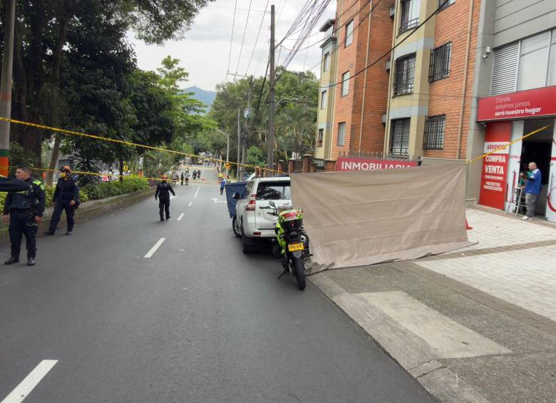 Los agentes del CTI de la Fiscalía avanzan en las labores judiciales para esclarecer el asesinato de Henry Ocampo Suaza, de 55 años, en Envigado. FOTO: Cortesía