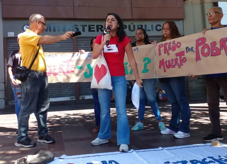 Liberan a activista colombo-venezolana que fue arrestada tras protesta por presos políticos en Caracas: el régimen de Maduro se pronunció 