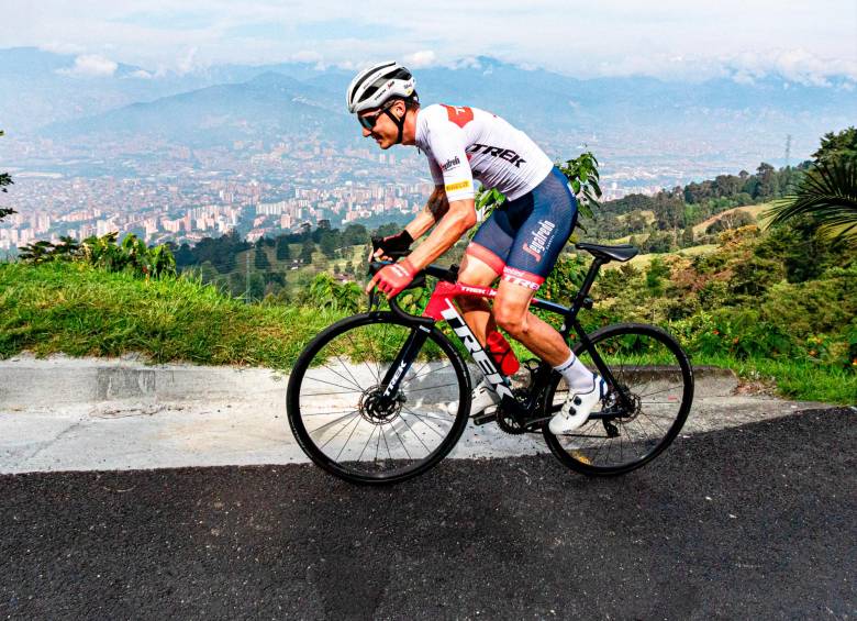 Simon Pellaud se mantiene entrenando por las montañas de Antioquia. Tiene como principal objetivo en 2022 la Vuelta a España. Ama el café colombiano como a su cabaña, El Paraíso, como la llama. FOTOs CORTESÍA @pipecano_photo