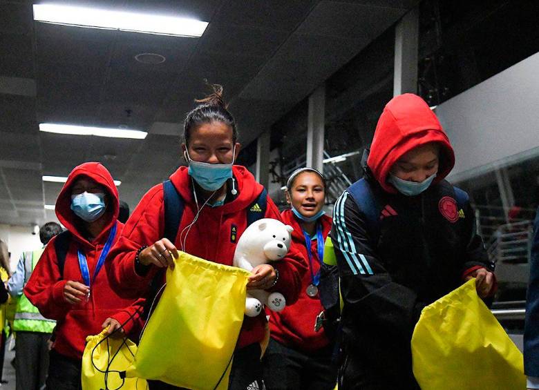 Las jugadoras fueron recibidas por aficionados y por sus familias que llegaron hasta Bogotá para agradecerles por el desempeño que tuvieron en el Mundial. FOTO: CORTESÍA