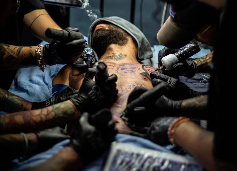 Arcangel se sometió a un procedimiento con anestesia general por 8 horas para hacerse un tatuaje en honor a su hermano. FOTO: REDES SOCIALES