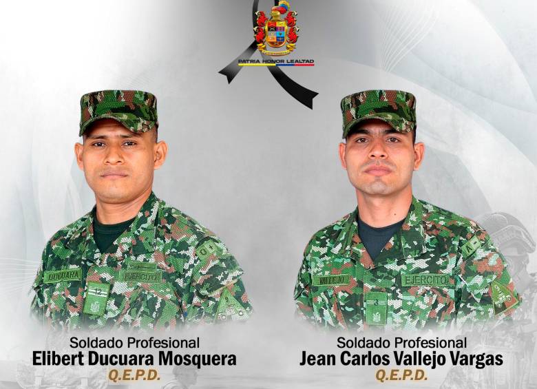 Los dos militares que perdieron la vida en el operativo de reacción para rescatar a los pasajeros, en una carretera de Chocó. FOTO: CORTESÍA DEL EJÉRCITO.