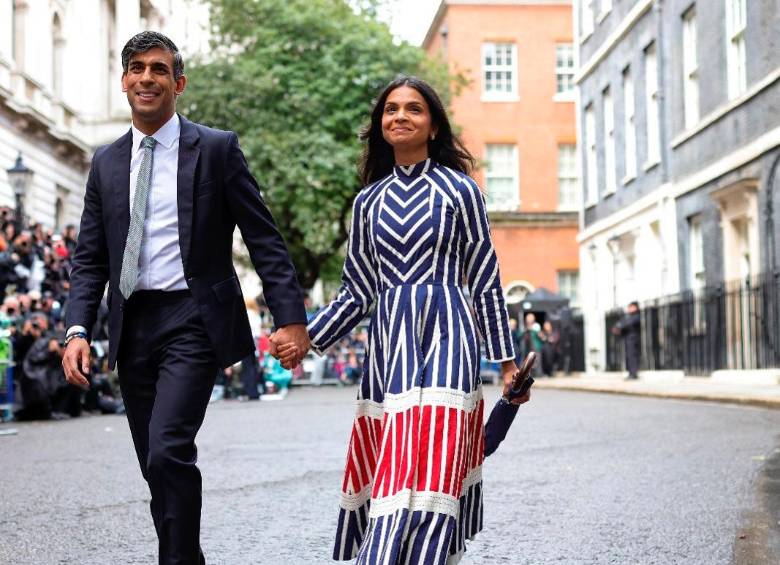 Rishi Sunak saliendo del número 10 de Downing Street con su esposa, Akshata Murty, tras anunciar su dimisión. FOTO: Tomada de Instagram @rishisunakmp