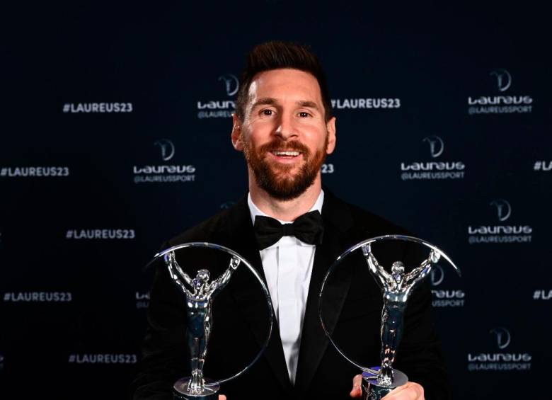 Lionel Messi con sus dos trofeos como Deportista del Año y por el logro con Argentina campeón del Mundo. FOTO TOMADA @LaureusSport