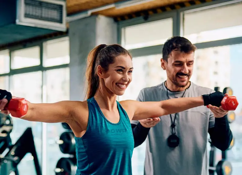 Los instructores de gimnasio pueden acceder a oportunidades laborales con salarios competitivos y beneficios adicionales. FOTO: GETTY