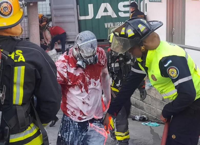 Así fue rescatado uno de los obreros afectados en la emergencia. FOTO: Cortesía