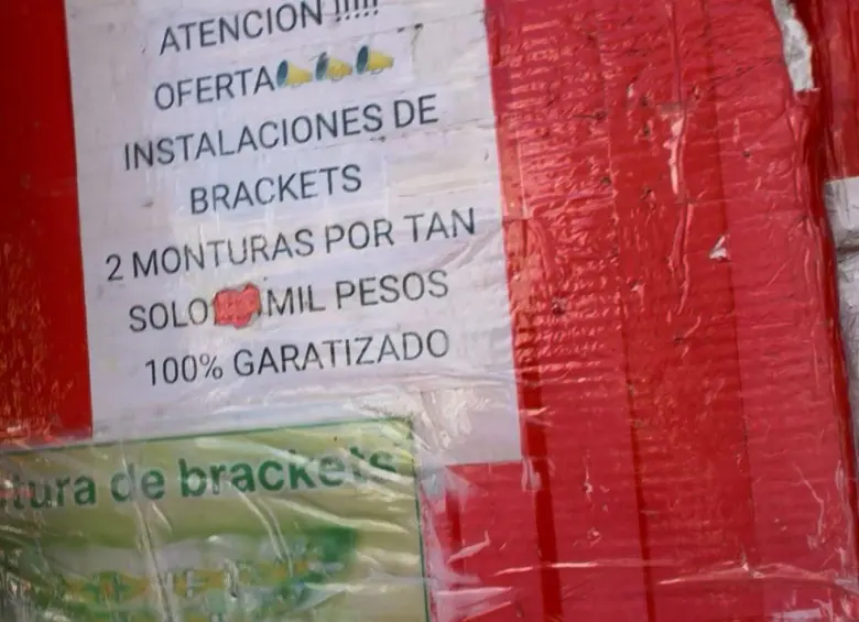 El anuncio muestra una promoción de dos monturas de brackets. FOTO: REDES SOCIALES. 