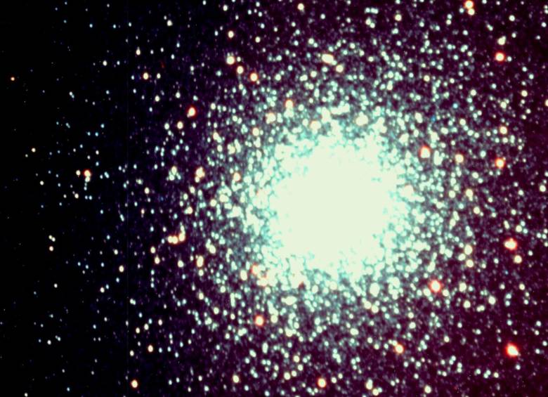 Cúmulo globular 47 Tucanae —NGC 104— está en la constelación austral Tucana, que está a 16 000 años luz de la Tierra. Fue descubierto en 1751 por el astrónomo francés Nicolás Louis de Lacaille, en su viaje al Cabo de la Buena Esperanza, Sudáfrica. Es el segundo cúmulo globular más brillante después de Omega Centauri.