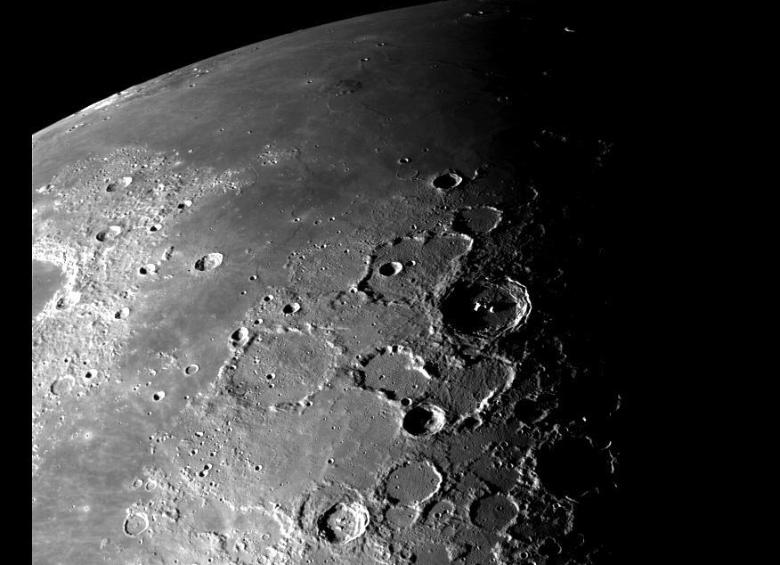 Este es el Plo Norte de la Luna que ya se conocía. Hoy, Victor Glover hizo una detallada descripción del Polo Sur y remarcó las diferencias entre ambos. FOTO Cortesía Nasa, tomada en 1992. 