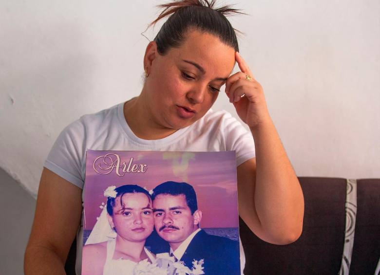 Luz Enith Franco sostiene sobre su regazo la foto de su esposo desaparecido, Arles Edisson Guzmán. FOTO ESNEYDER GUTIÉRREZ