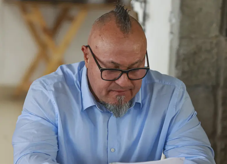 Freyner Alfonso Ramírez García, alias Carlos Pesebre, vocero de la mesa de diálogos de las bandas de Medellín y el gobierno nacional. Foto: Manuel Saldarriaga Quintero.