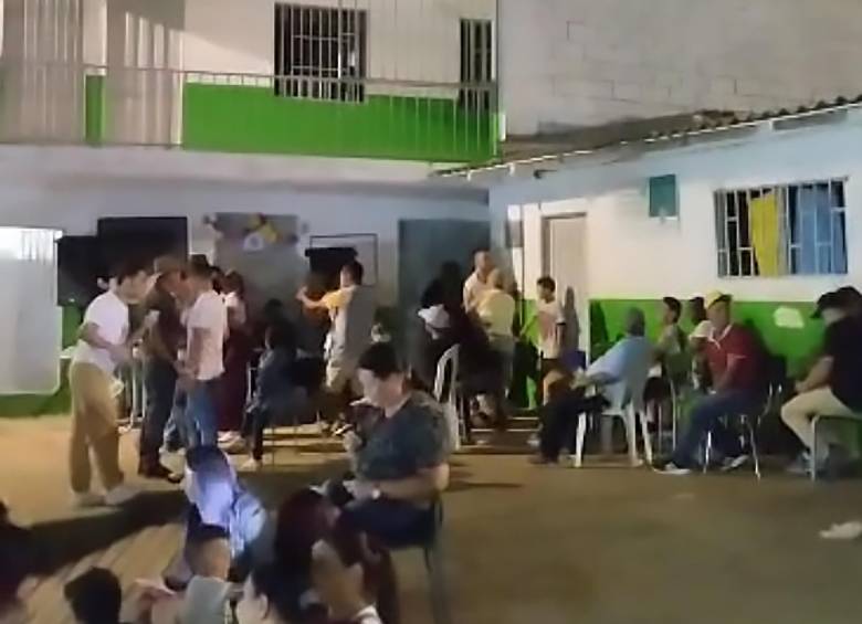 Los niños de la escuela llegando a clases con la taberna al fondo. Abajo, clientes de la taberna invaden la escuela mientras consumen licor. FOTOS Camilo Suárez y Cortesía