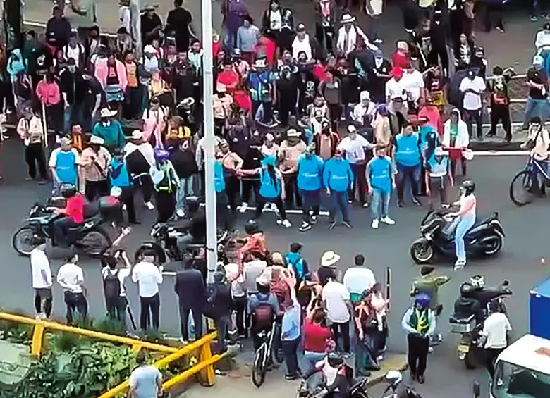 El martes hubo momentos de tensión en la glorieta de San Juan por cierres intermitentes de la vía por parte de los manifestantes indígenas. FOTO CAPTURA DE VIDEO