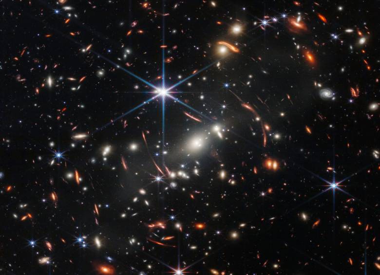 Imagen del cúmulo de galaxias SMACS 0723. muestra las primeras galaxias formadas poco después del Big Bang. FOTO Cortesía Nasa.