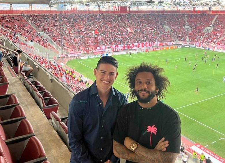 James Rodríguez tuvo el primer contacto con los hinchas de su nuevo equipo y se reencontró con Marcelo. Juntos vieron el partido Olympiacos-Friburgo de la Liga Europa. FOTO tomada de twitter