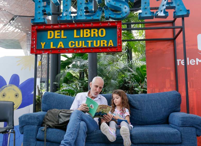 Imágenes como estas, el encuentro de generaciones se vieron en la jornada final de la Fiesta del Libro y la Cultura. Foto Esneyder Gutiérrez