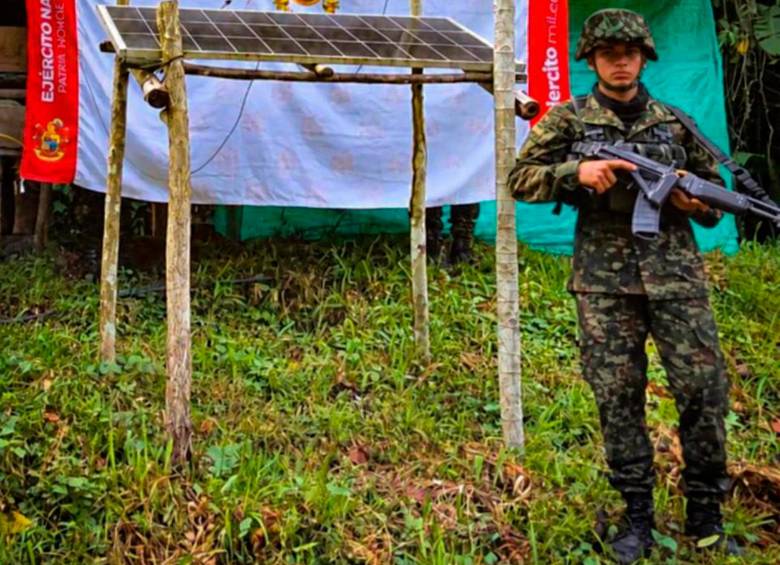 La antena de internet satelital era alimentada por el panel solar que se aprecia en la imagen. FOTO Cortesía Cuarta Brigada