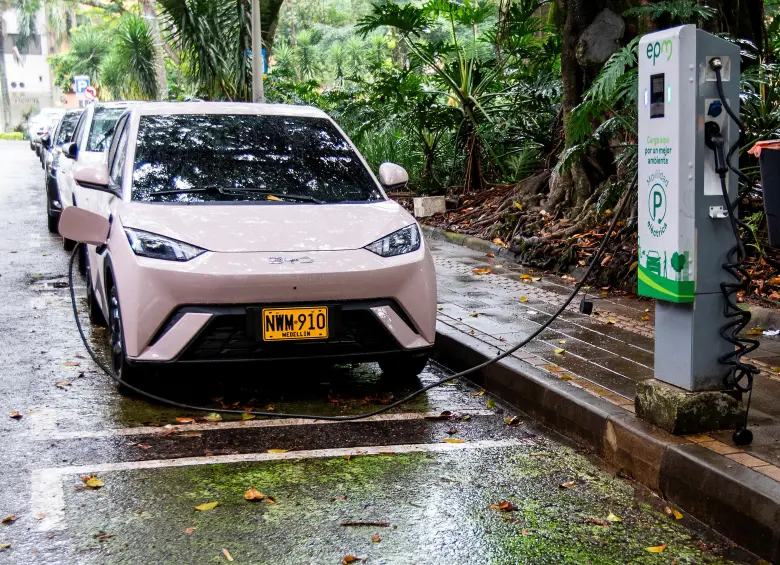 Las ventas de vehículos eléctricos crecieron 304% en Colombia durante abril de 2026. FOTO JULIO CÉSAR HERRERA