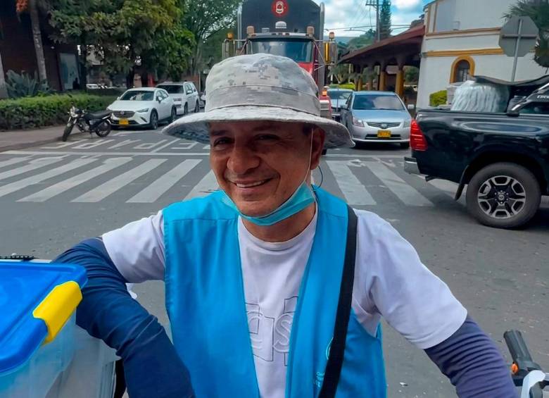 Luis Suárez, vendedor de avena de 60 años, se hizo viral después de donar tres mercados para las personas afectadas por el terremoto del 10 de agosto. FOTO TOMADA DE INSTAGRAM (@carohernandez192).